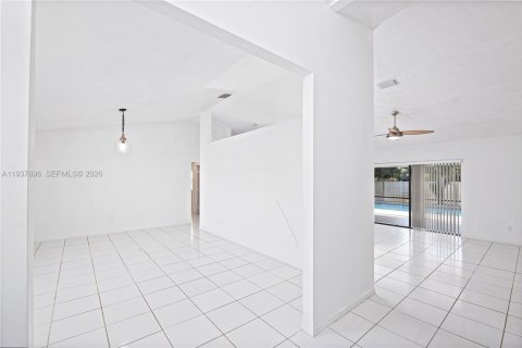 House in Port St. Lucie, Florida 3 bedrooms, 169.73 sq.m. № 1995600 - photo 10