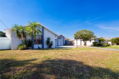 House in Port St. Lucie, Florida 3 bedrooms, 169.73 sq.m. № 1995600 - photo 8