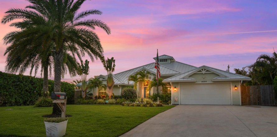 House in Stuart, Florida 4 bedrooms, 196.95 sq.m. № 2190150