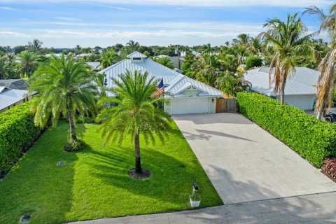 House in Stuart, Florida 4 bedrooms, 196.95 sq.m. № 2190150 - photo 2