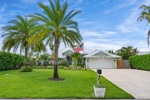 House in Stuart, Florida 4 bedrooms, 196.95 sq.m. № 2190150 - photo 3