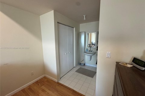 Condo in Miami, Florida, 1 bedroom  № 1959921 - photo 8