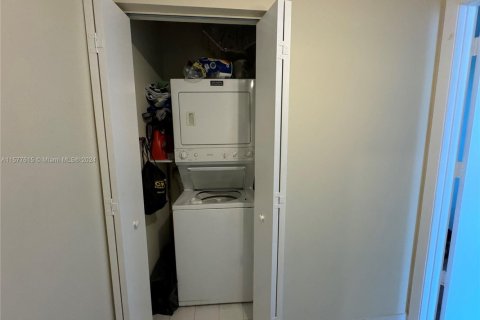 Condo in Miami, Florida, 1 bedroom  № 1959921 - photo 9