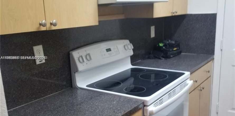 Condo in North Miami Beach, Florida, 1 bedroom  № 2044411