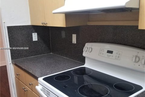 Condo in North Miami Beach, Florida, 1 bedroom  № 2044411 - photo 2