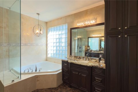 House in Weston, Florida 5 bedrooms, 286.51 sq.m. № 1811290 - photo 25