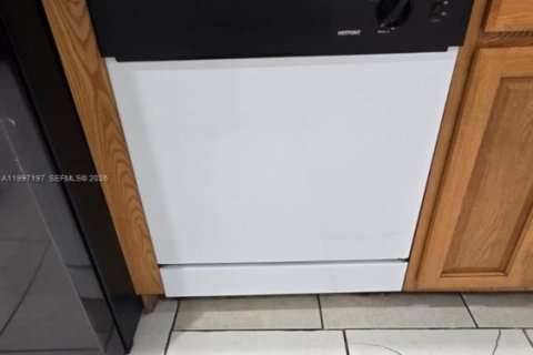 Condominio en alquiler en Miami, Florida, 1 dormitorio, 77.95 m2 № 2060850 - foto 6