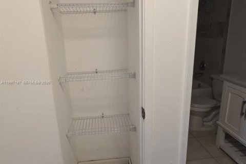 Condominio en alquiler en Miami, Florida, 1 dormitorio, 77.95 m2 № 2060850 - foto 11