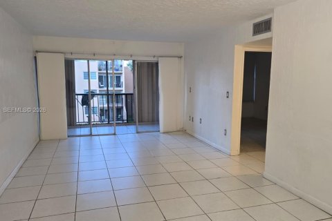 Condominio en alquiler en Miami, Florida, 1 dormitorio, 77.95 m2 № 2060850 - foto 2