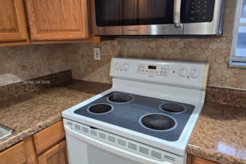 Condominio en alquiler en Miami, Florida, 1 dormitorio, 77.95 m2 № 2060850 - foto 7