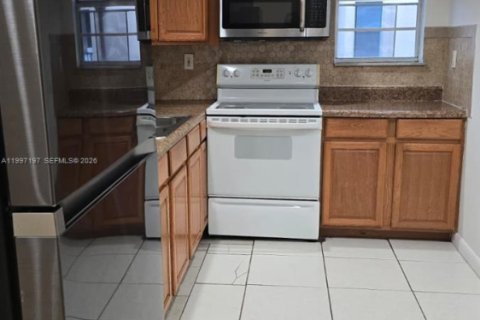 Condominio en alquiler en Miami, Florida, 1 dormitorio, 77.95 m2 № 2060850 - foto 4