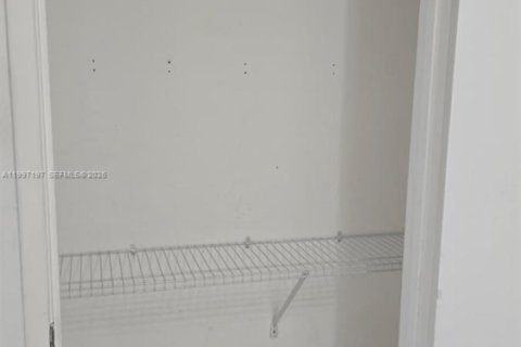 Condominio en alquiler en Miami, Florida, 1 dormitorio, 77.95 m2 № 2060850 - foto 15