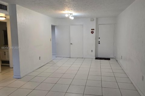 Condominio en alquiler en Miami, Florida, 1 dormitorio, 77.95 m2 № 2060850 - foto 3
