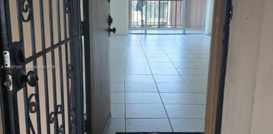 Condominio en Miami, Florida, 1 dormitorio  № 2060850