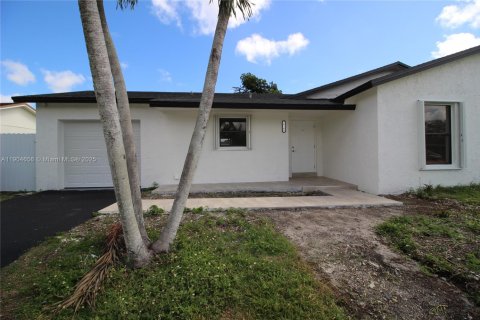 Villa ou maison à louer à Homestead, Floride: 3 chambres, 121.61 m2 № 1955932 - photo 2