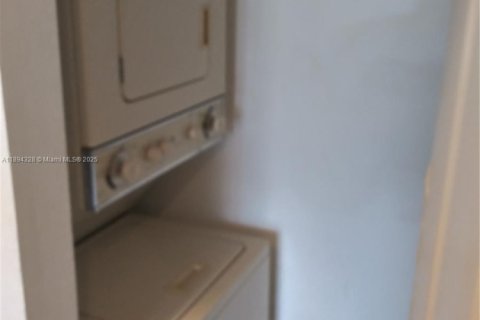 Townhouse in Lauderhill, Florida 2 bedrooms, 87.33 sq.m. № 2014090 - photo 8