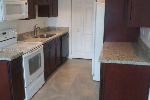 Townhouse in Lauderhill, Florida 2 bedrooms, 87.33 sq.m. № 2014090 - photo 7