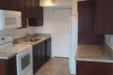 Townhouse in Lauderhill, Florida 2 bedrooms, 87.33 sq.m. № 2014090 - photo 6