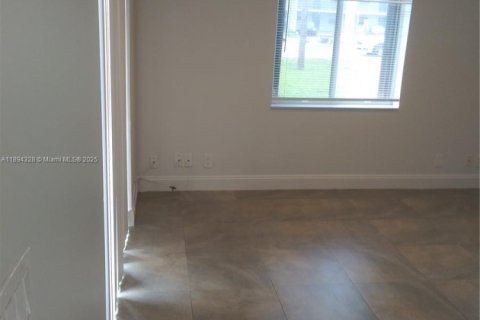 Townhouse in Lauderhill, Florida 2 bedrooms, 87.33 sq.m. № 2014090 - photo 4