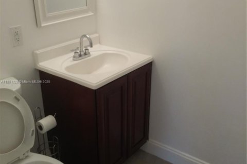 Townhouse in Lauderhill, Florida 2 bedrooms, 87.33 sq.m. № 2014090 - photo 10