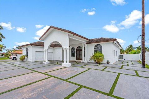Casa en venta en Miami, Florida, 5 dormitorios, 276.66 m2 № 2076325 - foto 5