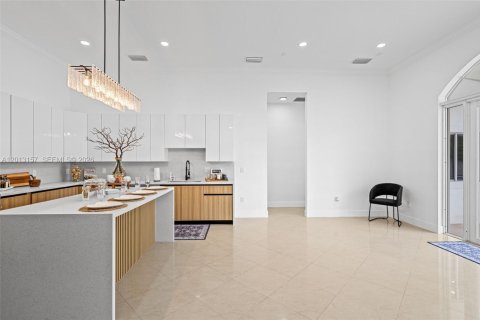 Casa en venta en Miami, Florida, 5 dormitorios, 276.66 m2 № 2076325 - foto 15