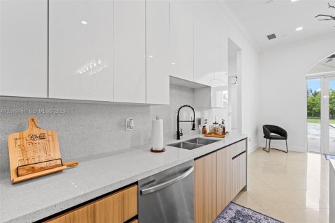 Casa en venta en Miami, Florida, 5 dormitorios, 276.66 m2 № 2076325 - foto 25