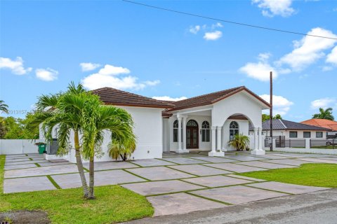 Casa en venta en Miami, Florida, 5 dormitorios, 276.66 m2 № 2076325 - foto 2