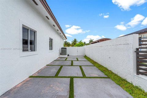 Casa en venta en Miami, Florida, 5 dormitorios, 276.66 m2 № 2076325 - foto 6