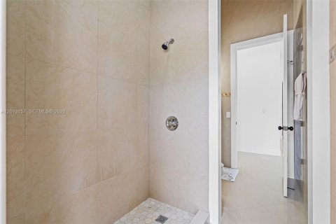 Casa en venta en Miami, Florida, 5 dormitorios, 276.66 m2 № 2076325 - foto 27