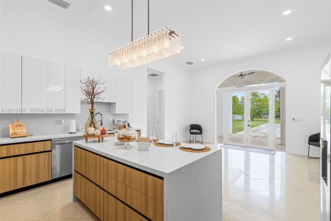 Casa en venta en Miami, Florida, 5 dormitorios, 276.66 m2 № 2076325 - foto 24