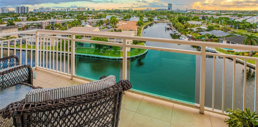 Condominio en Hallandale Beach, Florida, 4 dormitorios  № 1964479