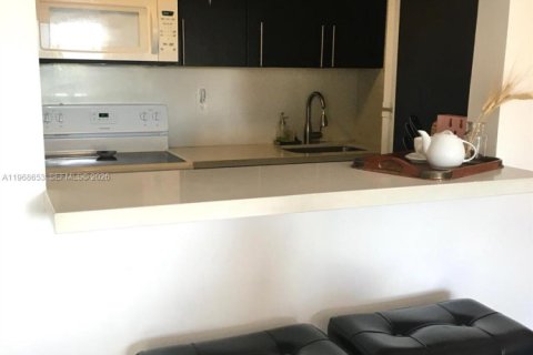 Condominio en alquiler en Miami, Florida, 1 dormitorio, 63.92 m2 № 2031699 - foto 6