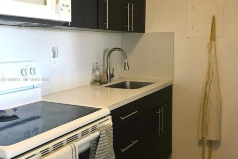 Condominio en alquiler en Miami, Florida, 1 dormitorio, 63.92 m2 № 2031699 - foto 3