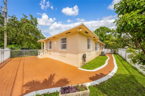 Купить виллу или дом в Майами, Флорида 3 спальни, 116.69м2, № 2079631 - фото 2