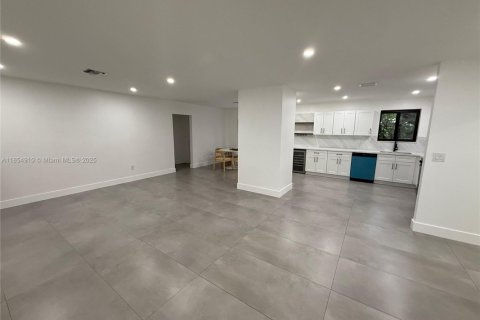 House in Miami, Florida 4 bedrooms, 150.5 sq.m. № 1872407 - photo 3