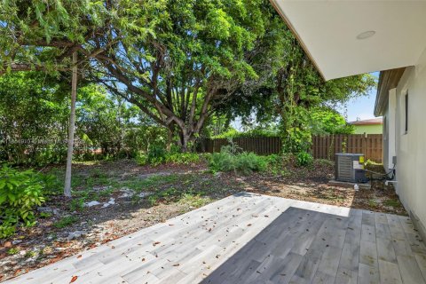 House in Miami, Florida 4 bedrooms, 150.5 sq.m. № 1872407 - photo 30