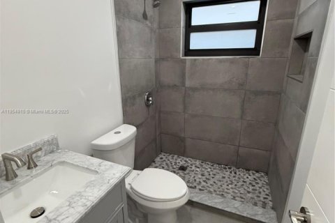 House in Miami, Florida 4 bedrooms, 150.5 sq.m. № 1872407 - photo 14