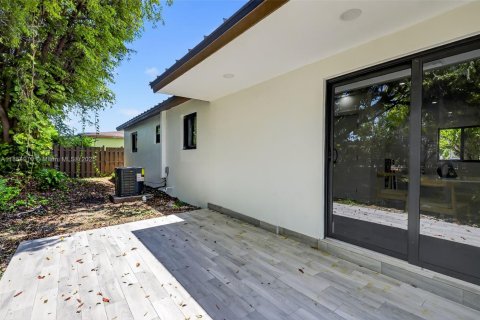 House in Miami, Florida 4 bedrooms, 150.5 sq.m. № 1872407 - photo 23