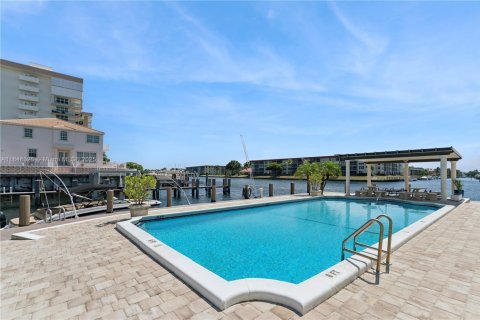 Condo in Hillsboro Beach, Florida, 2 bedrooms  № 1857159 - photo 24