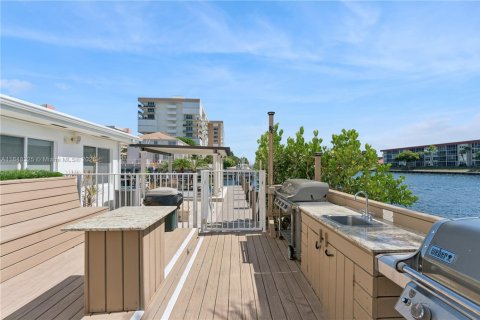 Condo in Hillsboro Beach, Florida, 2 bedrooms  № 1857159 - photo 29