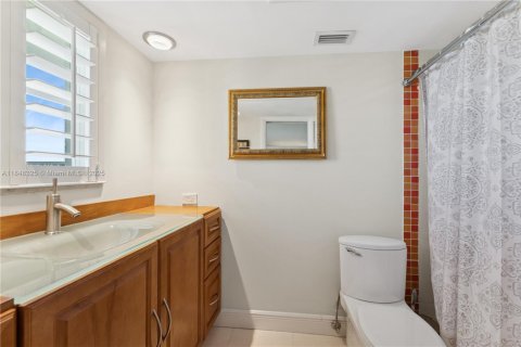 Condo in Hillsboro Beach, Florida, 2 bedrooms  № 1857159 - photo 18