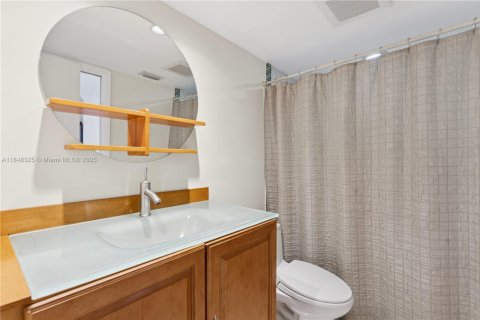 Condo in Hillsboro Beach, Florida, 2 bedrooms  № 1857159 - photo 22