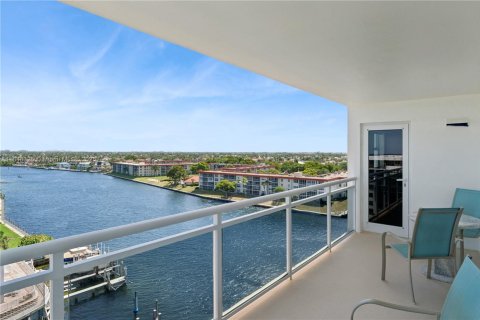 Condo in Hillsboro Beach, Florida, 2 bedrooms  № 1857159 - photo 12