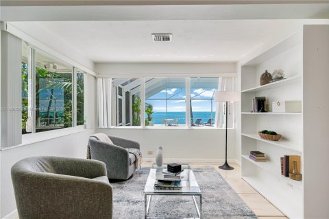 House in Key Biscayne, Florida 5 bedrooms, 336.31 sq.m. № 1948875 - photo 15