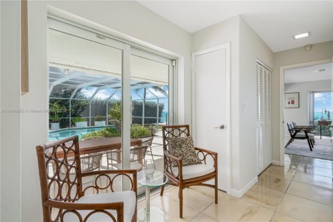 House in Key Biscayne, Florida 5 bedrooms, 336.31 sq.m. № 1948875 - photo 8
