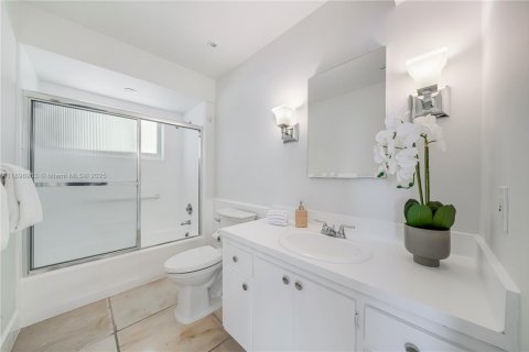 House in Key Biscayne, Florida 5 bedrooms, 336.31 sq.m. № 1948875 - photo 13