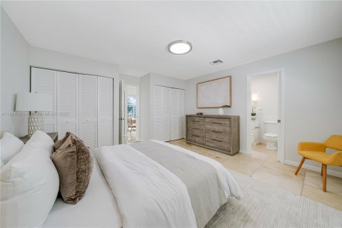 House in Key Biscayne, Florida 5 bedrooms, 336.31 sq.m. № 1948875 - photo 21
