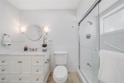 House in Key Biscayne, Florida 5 bedrooms, 336.31 sq.m. № 1948875 - photo 22