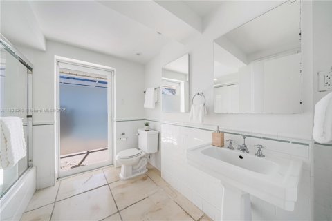 House in Key Biscayne, Florida 5 bedrooms, 336.31 sq.m. № 1948875 - photo 16
